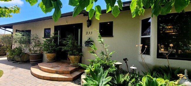 Building Photo - Midtown Ventura 3+2 Single Family Home $52...