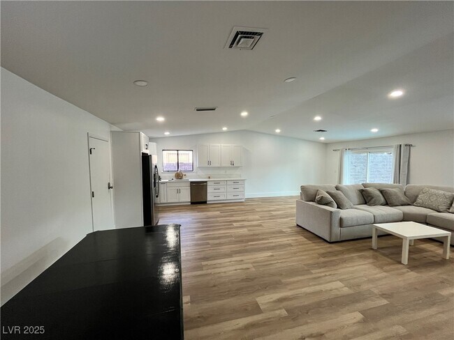 Photo - 6191 Bullion Blvd