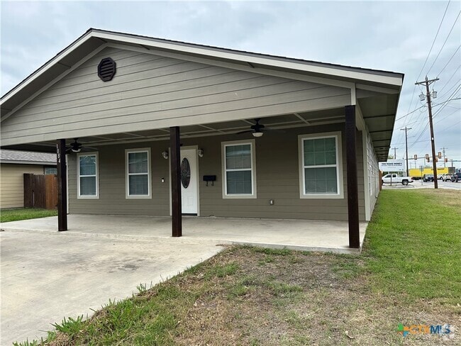 Building Photo - 1084 E Weinert St Rental