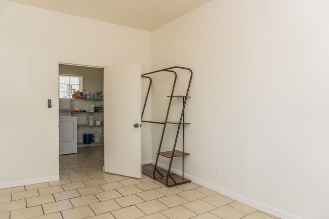 251 W 9th St