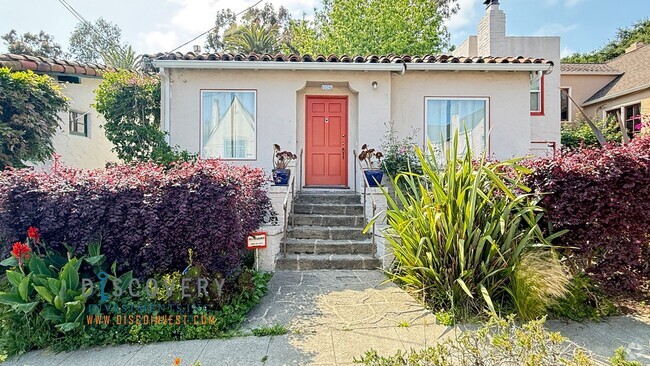 Building Photo - 2 Bedroom Dimond District Spanish Style Bu... Rental