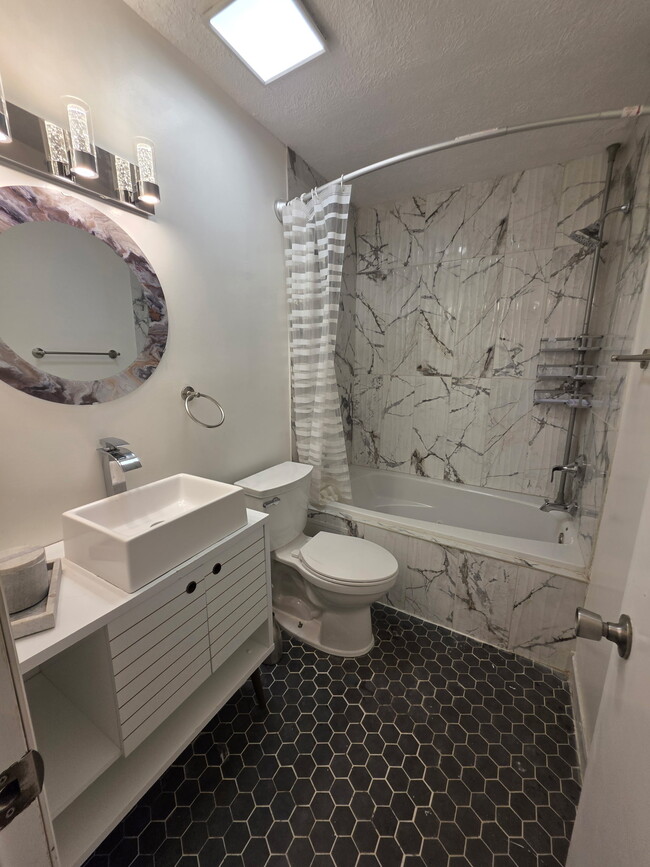 Building Photo - 5721 Som Center Rd Unit 20