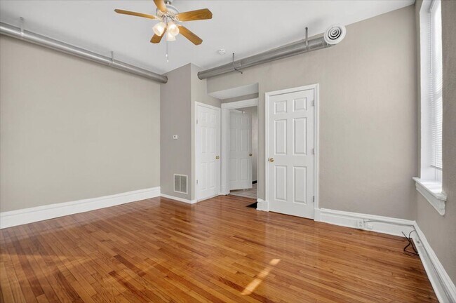 Photo - South Side Star Unit 6838 2F