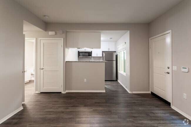 2BR, 1BA - 730 SF