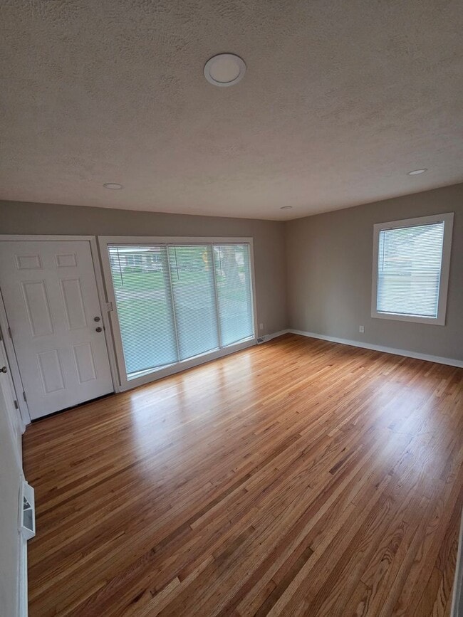 Photo - 3 bed, 2 bath, 1 car detached garage!
