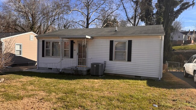 Building Photo - NEW RENTAL!  $1600 per month, Charming 3 bedroom, 1 bath House with fenced backyard! Heart of Sou...