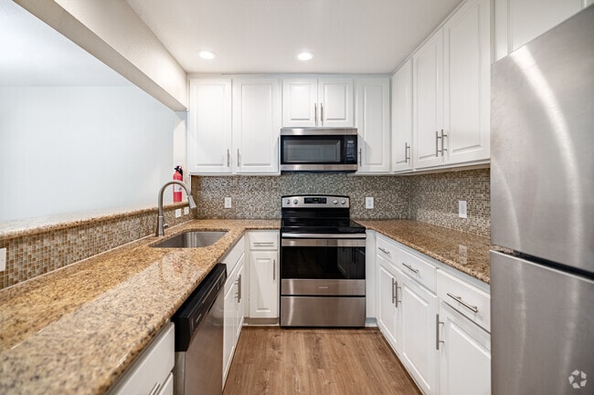 1BR, 1BA - 780 SF - Kitchen
