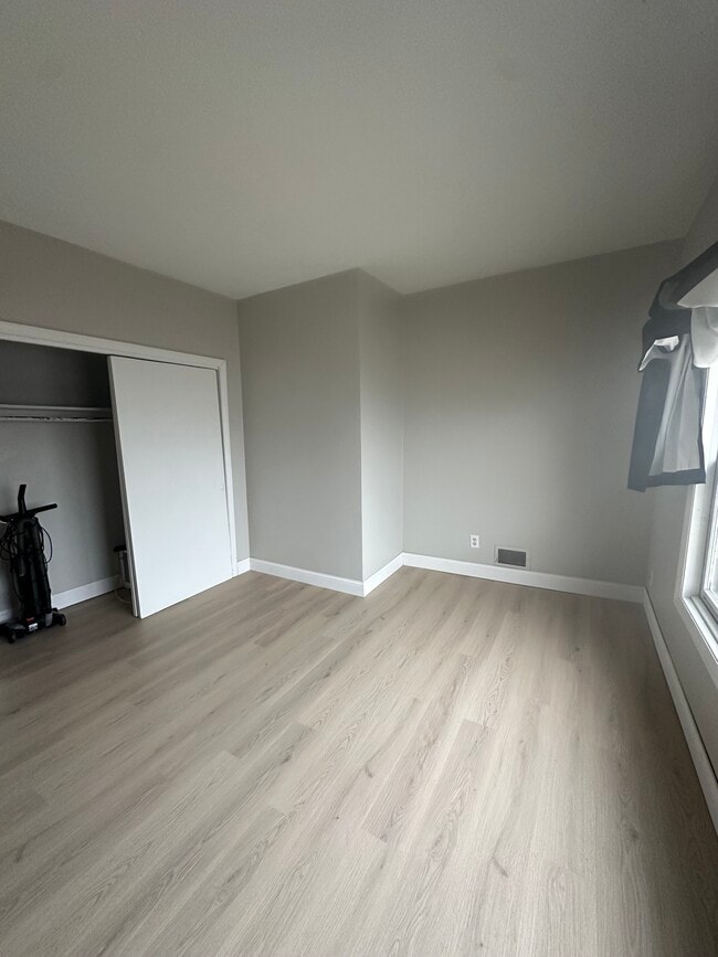 Bedroom - 301 E 6th St Unit Golden Acres LLC