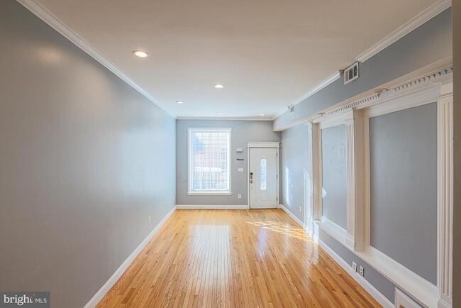 Building Photo - 3240 Foster Ave