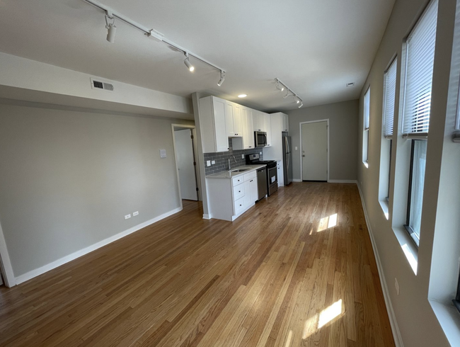 Living Room/Kitchen - 3225 W Catalpa Ave Apartments Unit 2