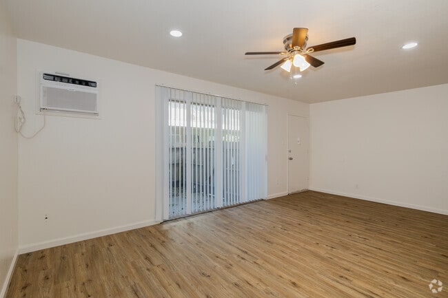 2 habitaciones, 1 baño - 840 pies cuadrados - Sala de estar - Park Hills Place