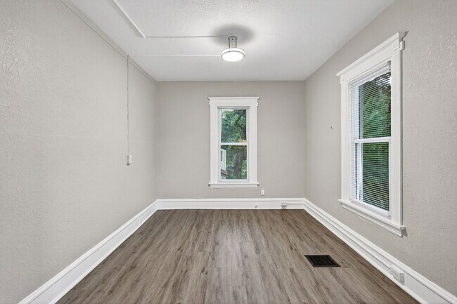 Photo - 812 7th St SE