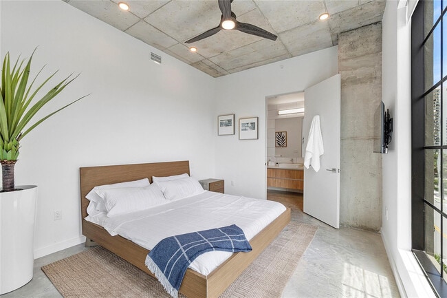 Photo - 401 NW 1st Ave Unit 202