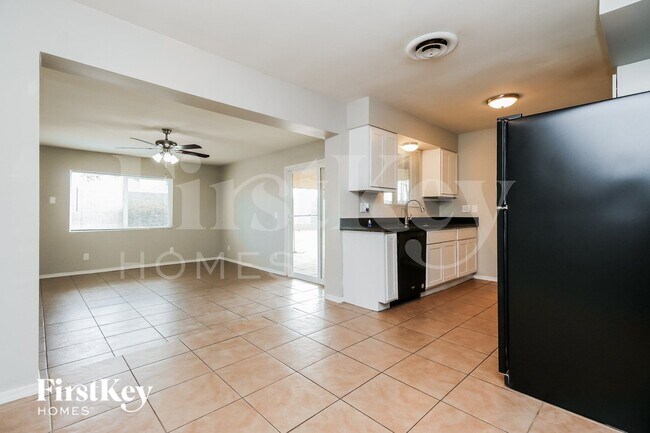 Photo - 2049 E 3rd Dr