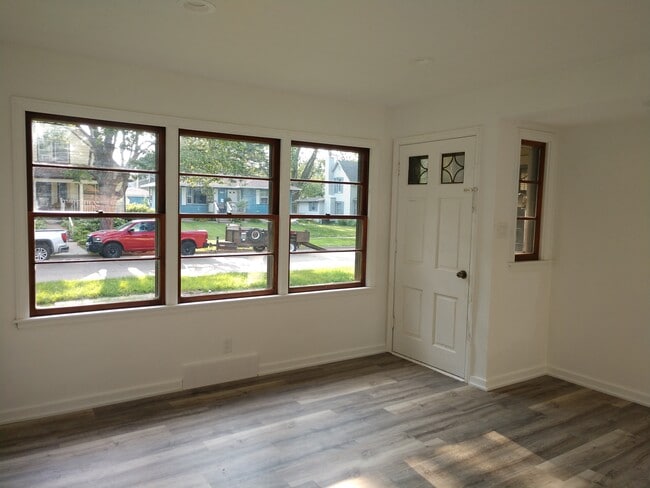 Sala de estar/entrada - 209 SW School St