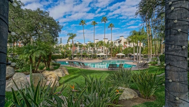 Building Photo - 5515 Canoga Ave Unit 225