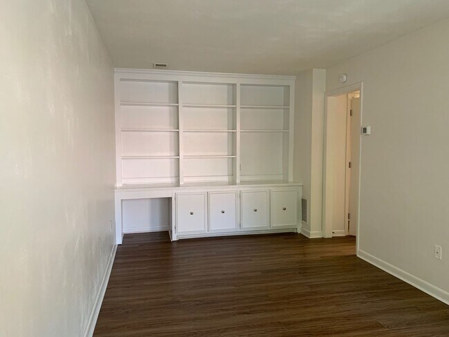 Building Photo - 2 Bedroom 1.5 Bath Townhouse