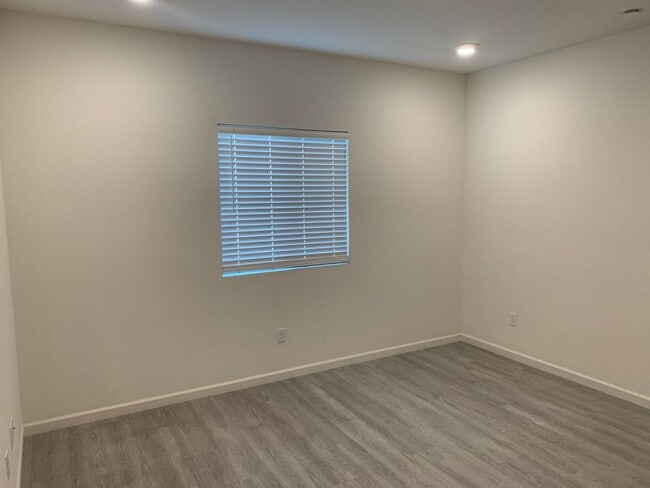 Photo - 810 Holdenhurst Ln