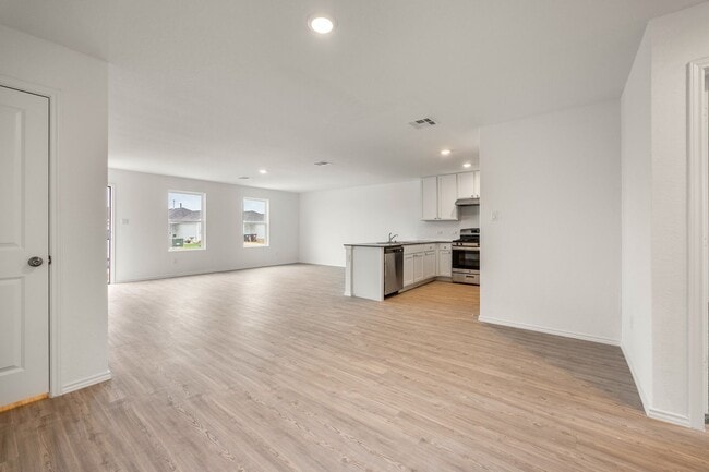 Building Photo - Charming 4BR/2BA in St. Hedwig – Open Floor Plan & Private Backyard