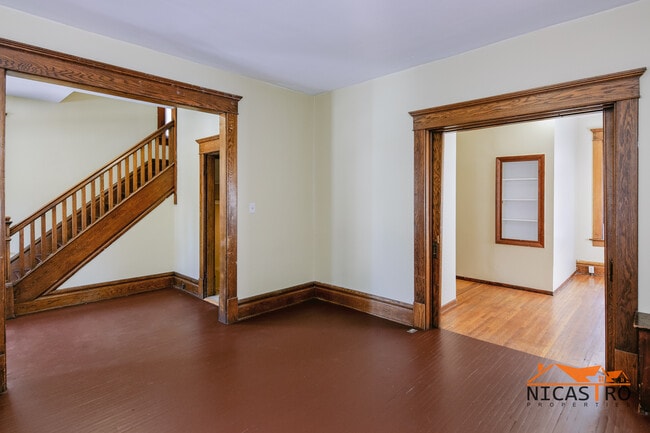 Photo - 2064 Indianola Ave