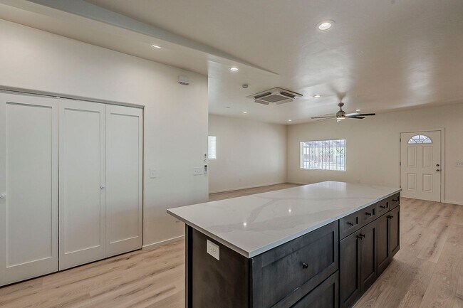 Photo - 1625 E 8th St