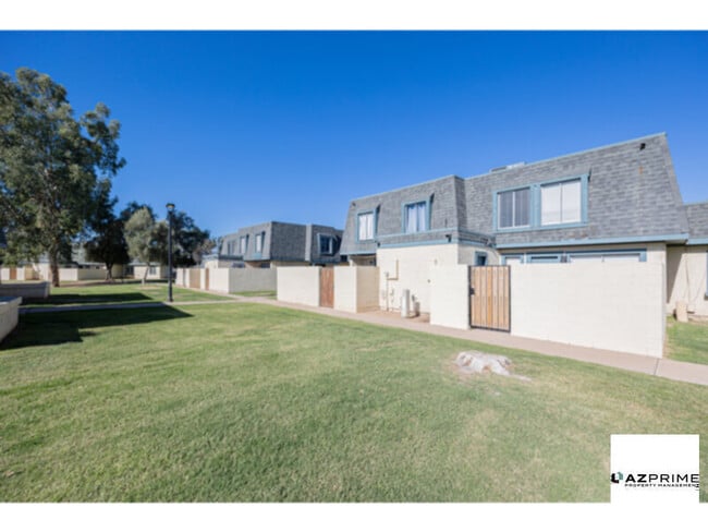 Building Photo - Beautifully Maintained 2/1 Phoenix Townhou...