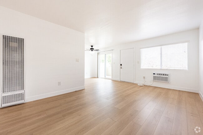 1BR, 1BA - 640SF - Living Room