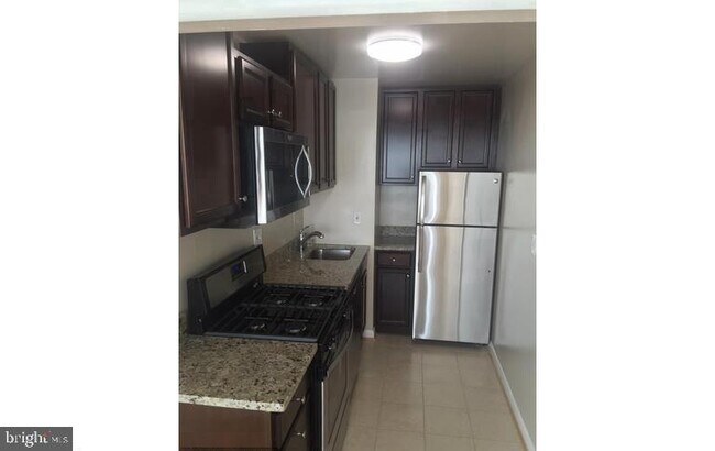 Building Photo - 10201 Grosvenor Pl Unit 1123
