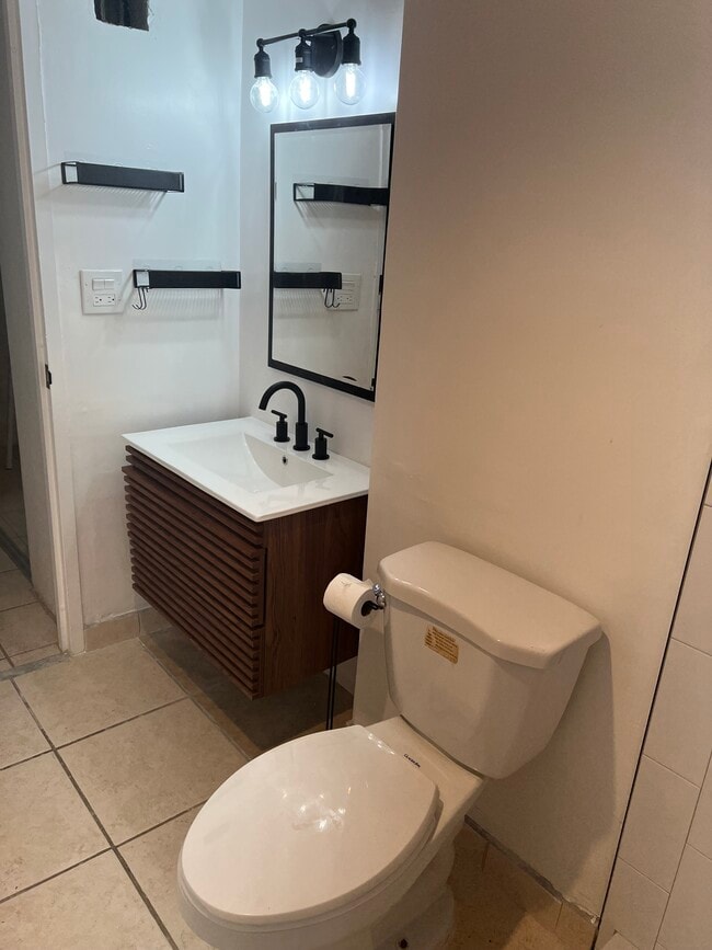 Renovated bathrooms - 150 SE 25th Rd Unit 2B