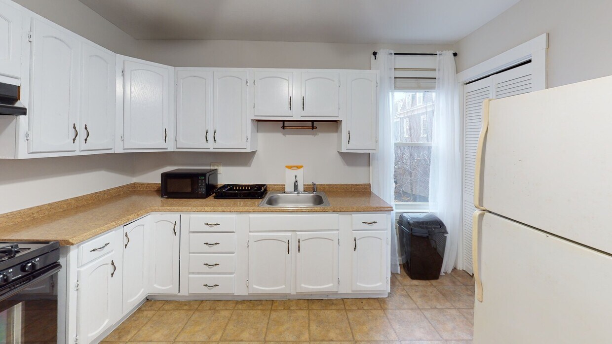 Photo - Private bedroom in 3 bed/1 bath Home