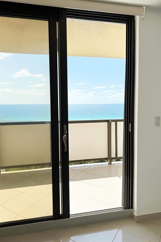 Building Photo - 1623 Collins Ave Unit PH1014 Rental