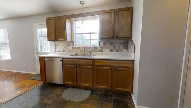 Photo - Available 8/1 - Charming Owasso Home in Quiet Cul-De-Sac