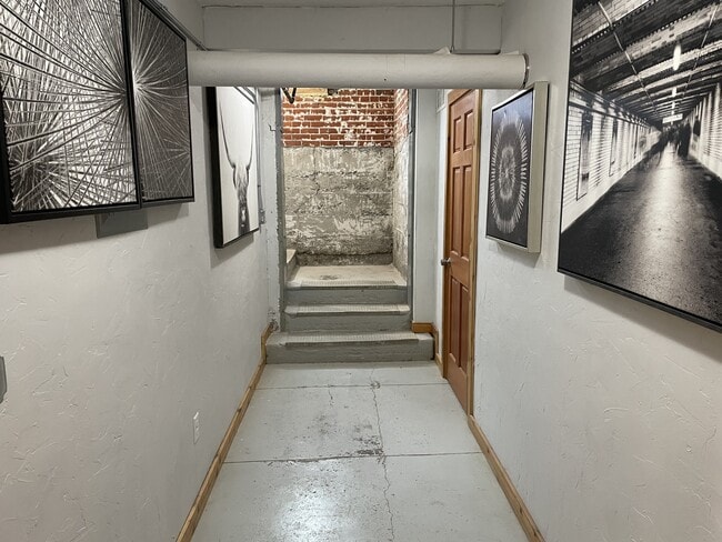 Photo - 418 W Callender St