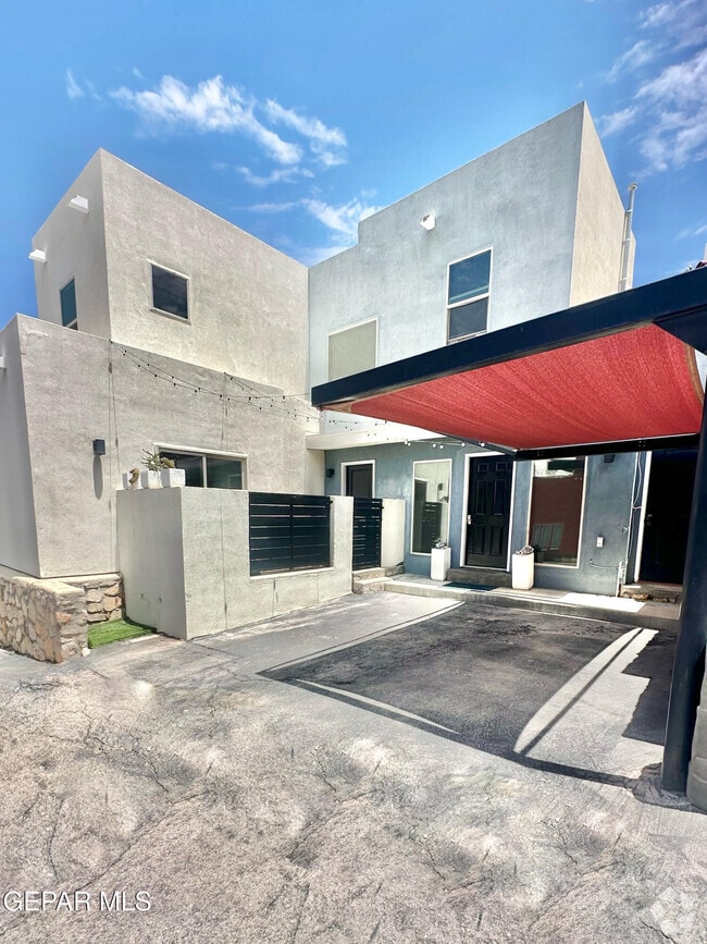 Building Photo - 4016 Camelot Heights Dr Rental