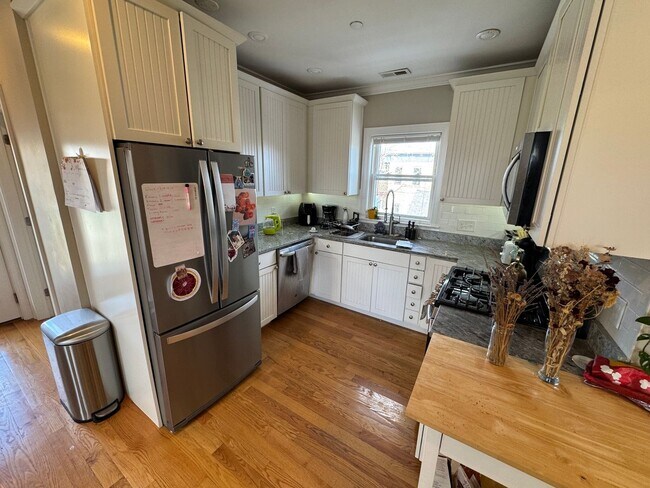 Photo - 9/1 Fully renovated 5BR/2BA in Cambridgeport/Central Sq area!