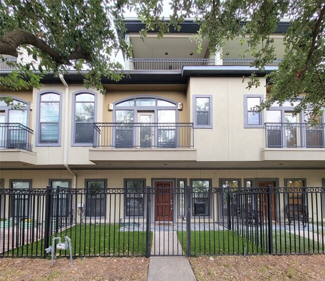 Building Photo - 1115 St Charles St
