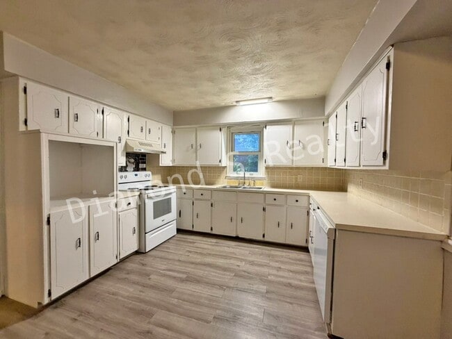 Photo - MOVE IN SPECIAL!  Cute 3 bedroom home close to Evangel University and Spfd/Green County Park Board