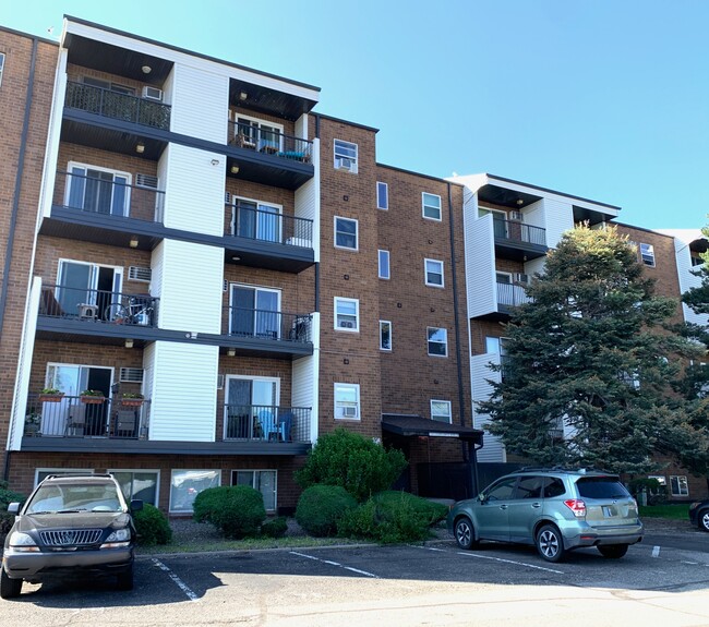Building Photo - 1200 Golden Cir Rental