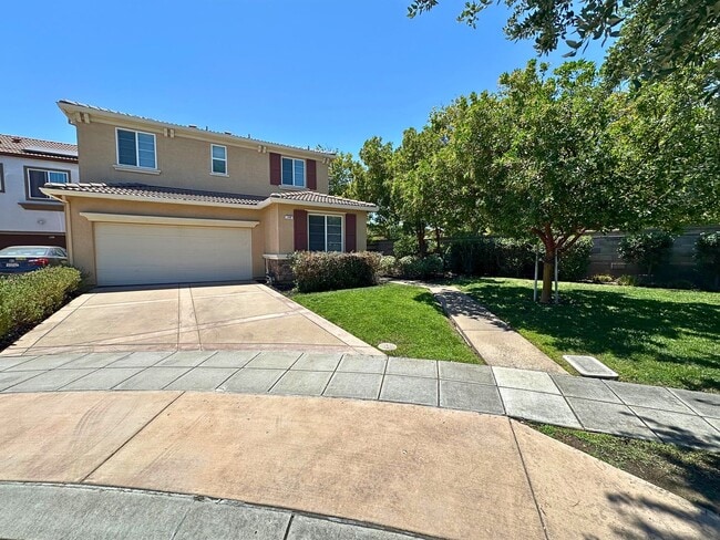 Building Photo - Stunning 4 Bedroom, 3 Bath Questa Home