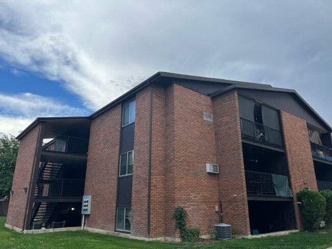 Building Photo - Beautiful condo with carport. Unit 44