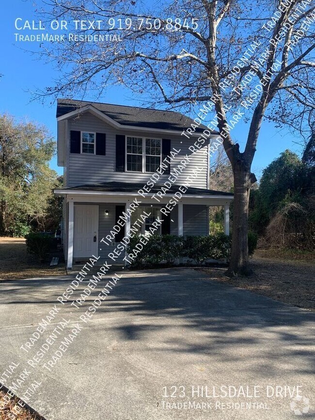 Building Photo - 3 Bedroom 2 Bath House Available Now on Hi...