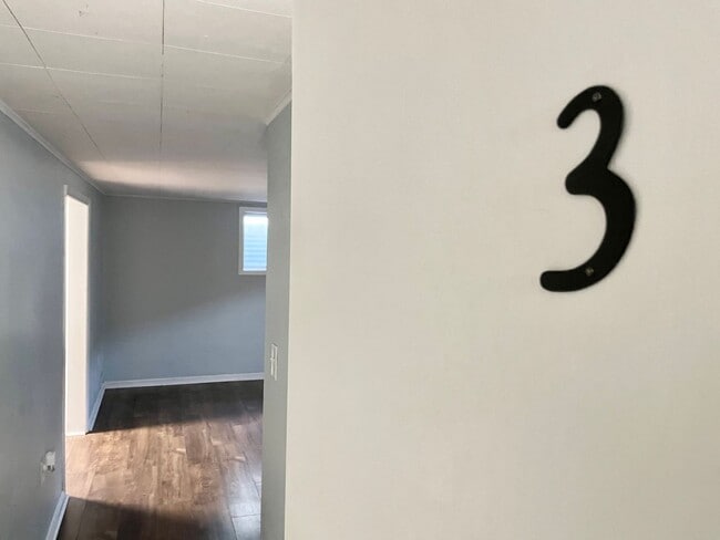 Building Photo - RADER 1321 Unit 3