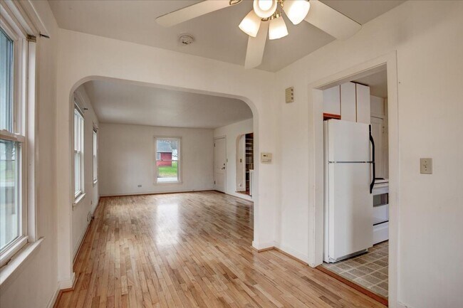 221 22nd Ave E