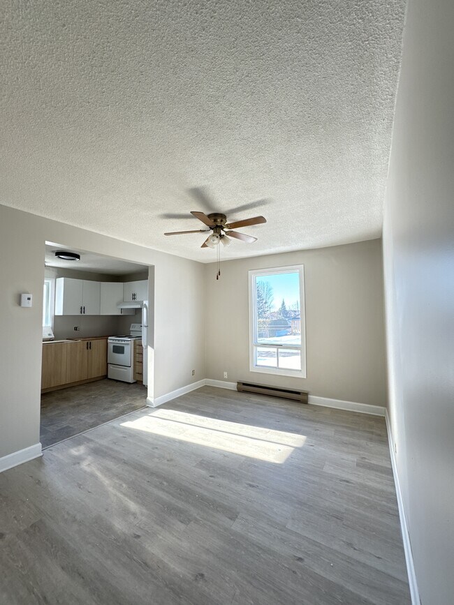 Photo - 668 Lalonde St Unit 1 (668 side) upper