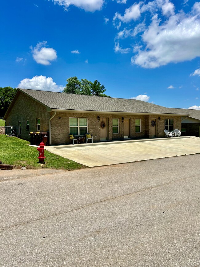 Building Photo - 198 Fairway Ln Unit B Rental