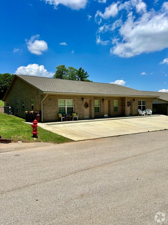 Building Photo - 198 Fairway Ln Unit B Rental