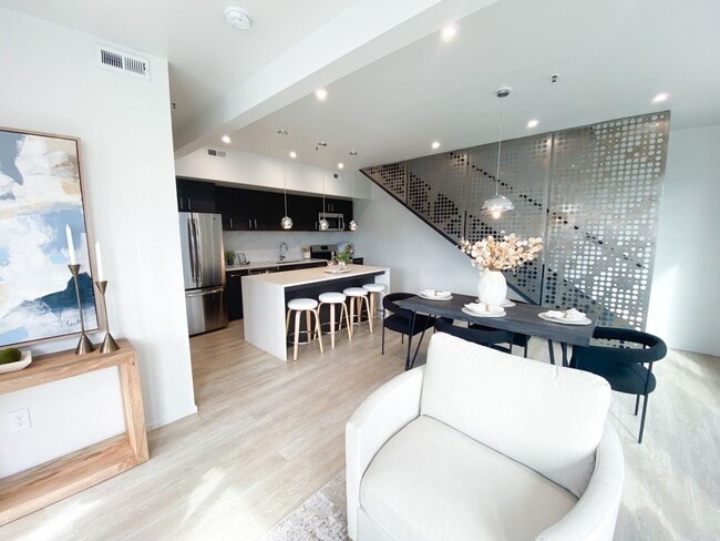 Building Photo - 15 E Kensington Ave Rental