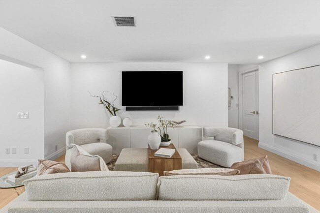 Photo - 735 NE 6th St