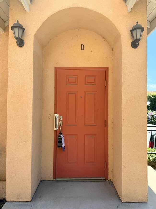 Building Photo - 2054 Unit D