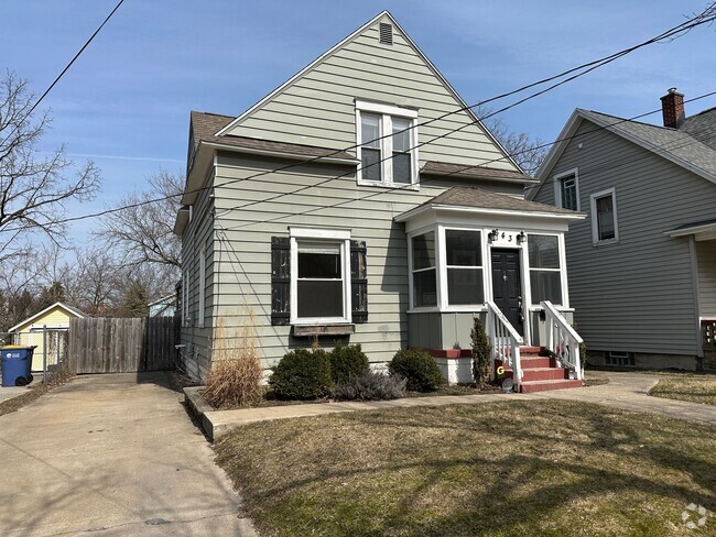 Building Photo - 643 Pleasant St SE Rental